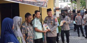 Polres Demak Bagikan 2,4 Ton Beras Zakat Fitrah Kepada Mustahik