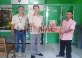 Mr. Lin Hua Chung lagi memberikan bantuan secara simbolis Kepada Kepala Desa Gembor H. Atang.