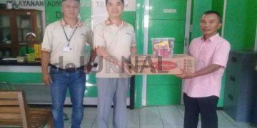 Mr. Lin Hua Chung lagi memberikan bantuan secara simbolis Kepada Kepala Desa Gembor H. Atang.