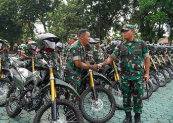 Dandim 0605/Subang Serahkan 220 Unit Motor CRF dan Bingkisan Paket Lebaran Kepada Anggota