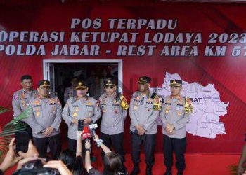 Kabaharkam Polri Bersama Kapolda Jabar Meninjau Pos Pam Terpadu KM 57 Jakarta Cikampek