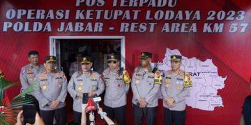 Kabaharkam Polri Bersama Kapolda Jabar Meninjau Pos Pam Terpadu KM 57 Jakarta Cikampek