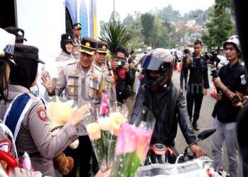 Sambut Hari Kartini, Polwan Bagi-Bagi Bunga, Takjil dan Gendongan Bayi