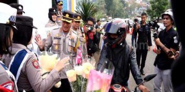 Sambut Hari Kartini, Polwan Bagi-Bagi Bunga, Takjil dan Gendongan Bayi