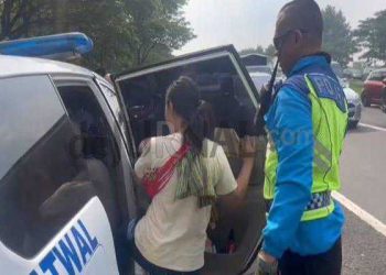 Polisi Bantu Evakuasi Mobil Alami Overheat Hingga Bantu Bayi Kepanasan