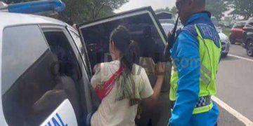 Polisi Bantu Evakuasi Mobil Alami Overheat Hingga Bantu Bayi Kepanasan