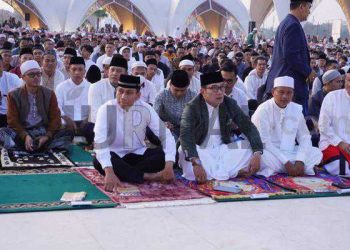 Kapolda Jabar, Gubernur Jabar dan Forkopimda Jabar Bersama Ribuan Masyarakat Sholat Idul Fitri 1444 H di Masjid AL Jabbar Bandung