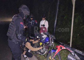 Sat Brimob Polda Jabar Beri Pertolongan Kepada Masyarakat Yang Mengalami Laka Lantas