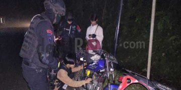 Sat Brimob Polda Jabar Beri Pertolongan Kepada Masyarakat Yang Mengalami Laka Lantas