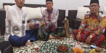 Ketua LPBHNU Jabar Arif Rahman Serahkan Zakat Mal Kepada Lazisnu