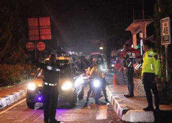 Polisi Terus Berupaya Lakukan Pengaturan Arus Lalu Lintas di Kawasan Puncak Yang Terpantau Cukup Padat Hingga Malam Hari ini