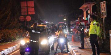 Polisi Terus Berupaya Lakukan Pengaturan Arus Lalu Lintas di Kawasan Puncak Yang Terpantau Cukup Padat Hingga Malam Hari ini
