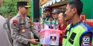 Kepedulian Kapolda Jawa Barat Berikan Tali Asih Kepada Personel Siaga, Saat Cek Pos Terpadu Letter U Gentong