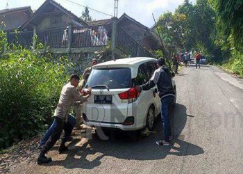 Petugas Pospam Cukang Monteng Kamojang Bantu Dorong Kendaraan Yang Tak Kuat Menanjak