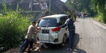 Petugas Pospam Cukang Monteng Kamojang Bantu Dorong Kendaraan Yang Tak Kuat Menanjak
