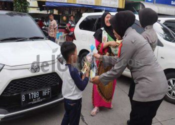 Sapa Polwan di Rest Area KM 62 Karawang Bikin Pemudik Senyum Simpul