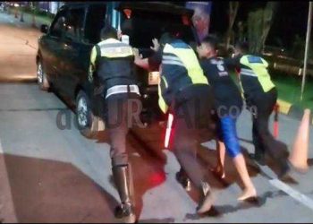 Tanggap Situasi, Polisi Pam Rest Area 208B Arus Balik Bantu Mobil Mogok