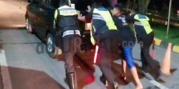 Tanggap Situasi, Polisi Pam Rest Area 208B Arus Balik Bantu Mobil Mogok