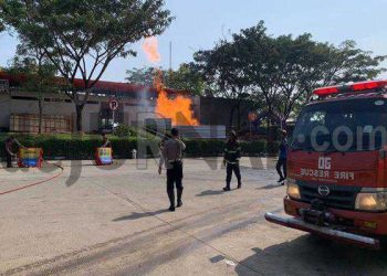 Polisi Bersama Tim Rescue Evakuasi Kebakaran di Rest Area KM 86 B