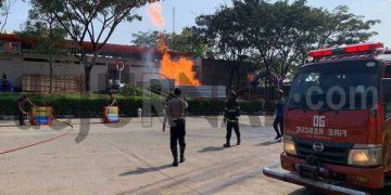 Polisi Bersama Tim Rescue Evakuasi Kebakaran di Rest Area KM 86 B