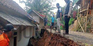 Satu Rumah di Desa Karangagung Tertimpa Longsor, Camat Singajaya Himbau Warga Waspada