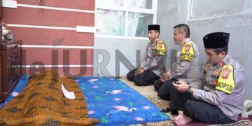 Kapolda Jabar, Takziah Ke Kediaman Almarhummah Hartati Istri Dari AKBP Judi Gunawan, S.I.K, S.H