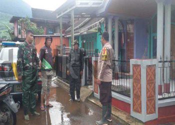 6 Rumah Terendam Banjir, Polsek Cikajang Polisi Cek TKP