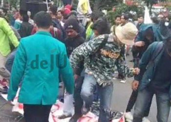 Demo Mahasiswa Tolak UU Cipta Kerja di Semarang Ricuh, Gerbang Kantor Gubernur Jebol