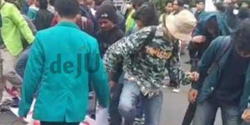 Demo Mahasiswa Tolak UU Cipta Kerja di Semarang Ricuh, Gerbang Kantor Gubernur Jebol