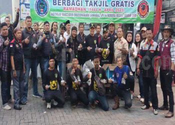 Puluhan Jurnalis Polda Jabar Bersama Beberapa Ormas dan LSM Berbagi Takjil Gratis