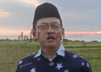 Kepala Kemenag Garut, H. Cece Hidayat saat berada di Cikelet melihat hilal. (Foto Istimewa)