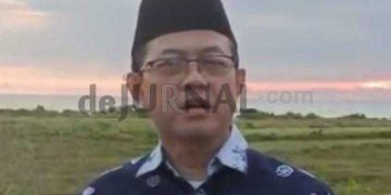 Kepala Kemenag Garut, H. Cece Hidayat saat berada di Cikelet melihat hilal. (Foto Istimewa)