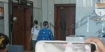 Penyidik KPK saat memasuki ruangan kerja Wali Kota Bandung.
