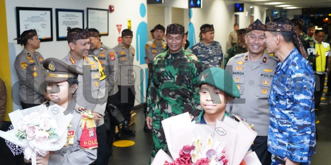 Penyambutan Arus Balik Penumpang Pesawat Oleh TNI POLRI