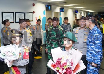 Penyambutan Arus Balik Penumpang Pesawat Oleh TNI POLRI