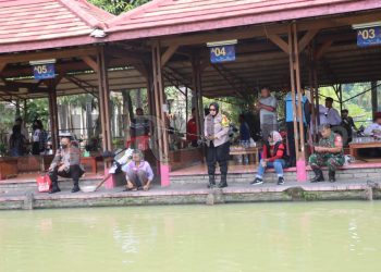 Kapolres Mancing Bersama Buruh Subang di Hari Buruh Internasional