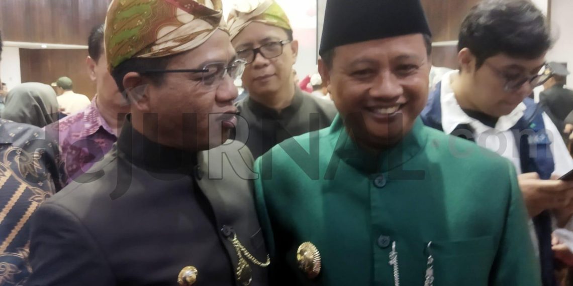 Wakil Gubernur Jawa Barat Uu Ruzhanul Ulum (kanan) , Bupati Bandung Dadang Supriatna (kiri) (Sopandi/dejurnal. com).