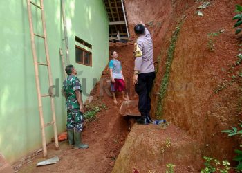 Soliditas TNI-Polri, Bhabinmas dan Babinsa Datangi TKP Longsor di Desa Sukamulya