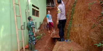 Soliditas TNI-Polri, Bhabinmas dan Babinsa Datangi TKP Longsor di Desa Sukamulya
