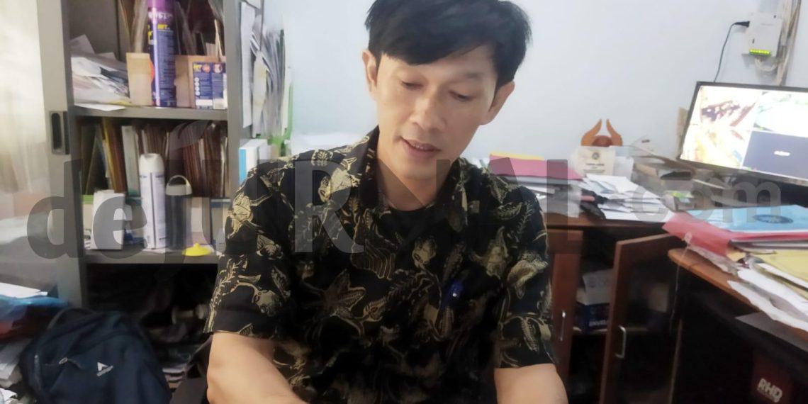 Sekdes Cangkuang Kulon Gun Gun H. Permana. (Sopandi/dejurnal. com).