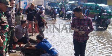 Sinergitas TNI – Polri, Bhabinkamtibmas Bersama Babinsa Bantu Warga Menyedot Genangan Air di Jalan Raya Dayeuhkolot
