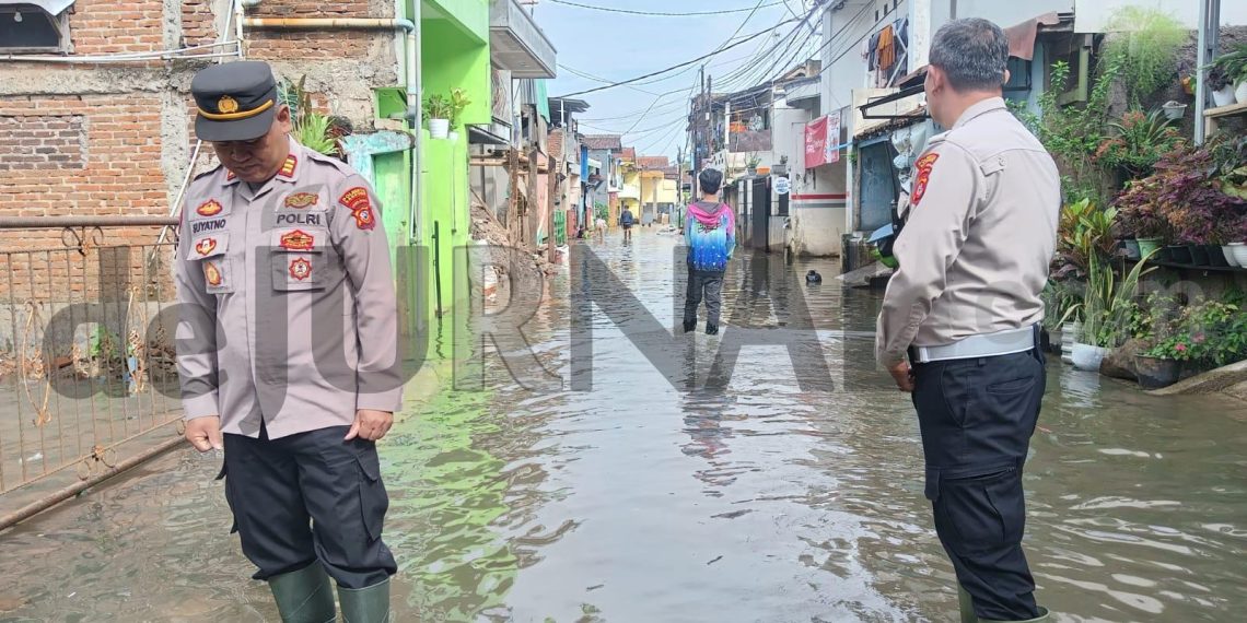 Polisi Mengecek Lokasi Banjir Desa Dayeuhkolot
