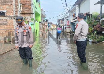 Polisi Mengecek Lokasi Banjir Desa Dayeuhkolot