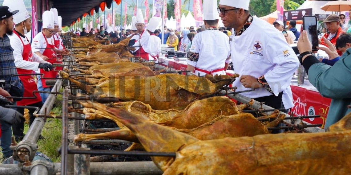 HJG, 210 Kambing Guling Siap Dihidangkan PHRI dan HDCI Bagi Masyarakat Garut