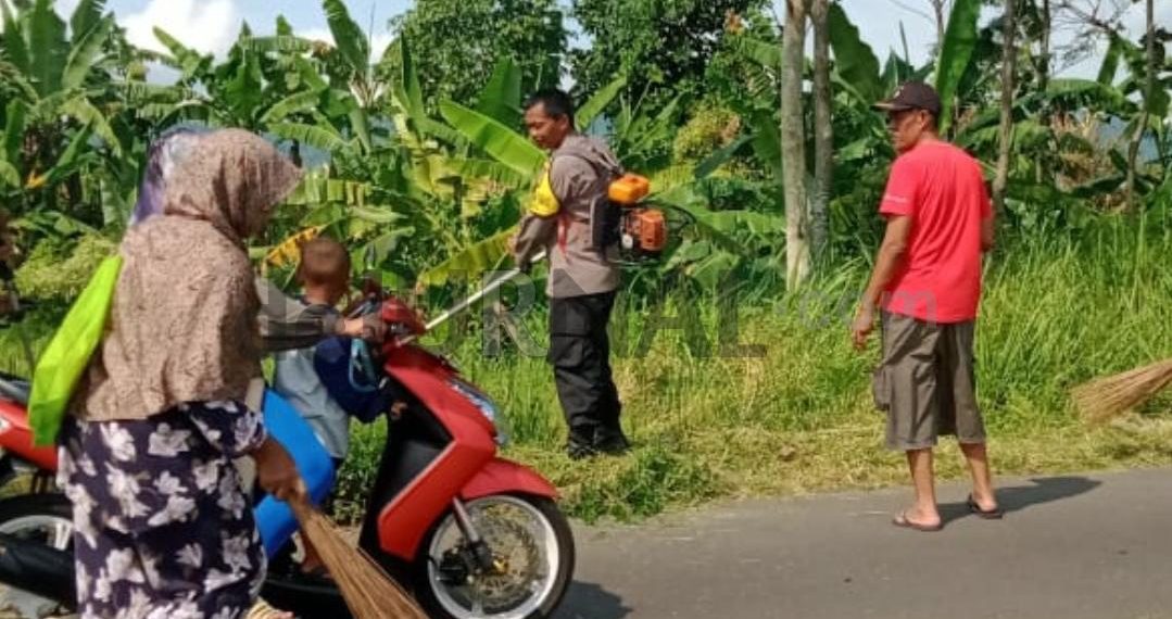 Polisi Membantu Warga Bersihkan Jalan Dalam Kerja Bakti
