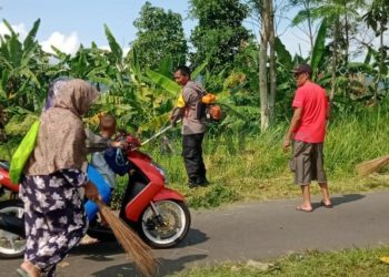 Polisi Membantu Warga Bersihkan Jalan Dalam Kerja Bakti