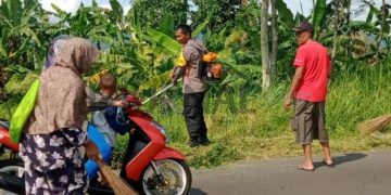 Polisi Membantu Warga Bersihkan Jalan Dalam Kerja Bakti