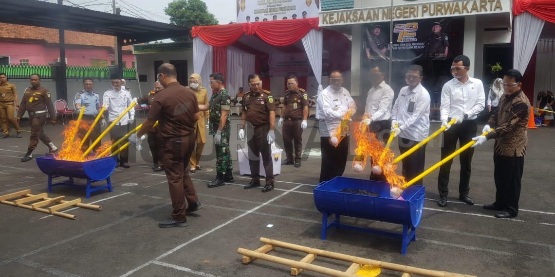 Kejari Purwakarta Musnahkan Barang Bukti Tindak Pidana