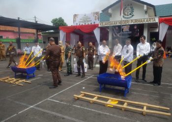 Kejari Purwakarta Musnahkan Barang Bukti Tindak Pidana