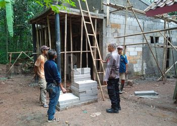 Polisi  Monitoring Pembangunan Rumah Tidak Layak Huni di Dusun Ciilat